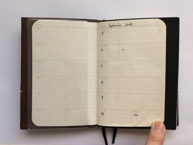 The left side of the transparent slip pocket insert that wraps around the main paper holds my calendar open at the current week